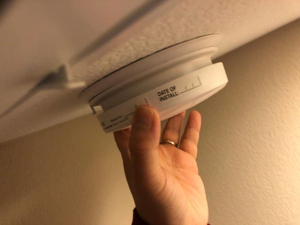 Why Did My Smoke Alarm Go Off for a Few Seconds? (Explained) – HomeApricot