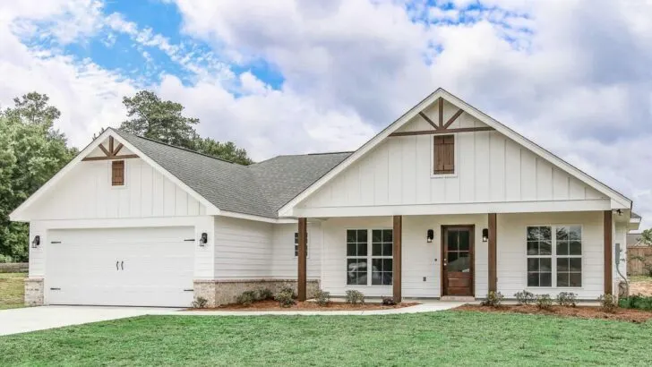 Budget-Friendly 3-Bedroom Single-Story House with Farmhouse Front Porch (Floor Plan)