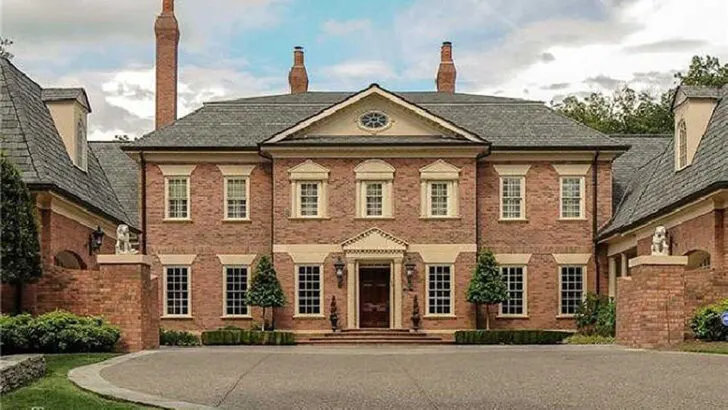 6-Bedroom 2-Story Georgian Estate Home with Luxurious Private Garden Views (Floor Plan)