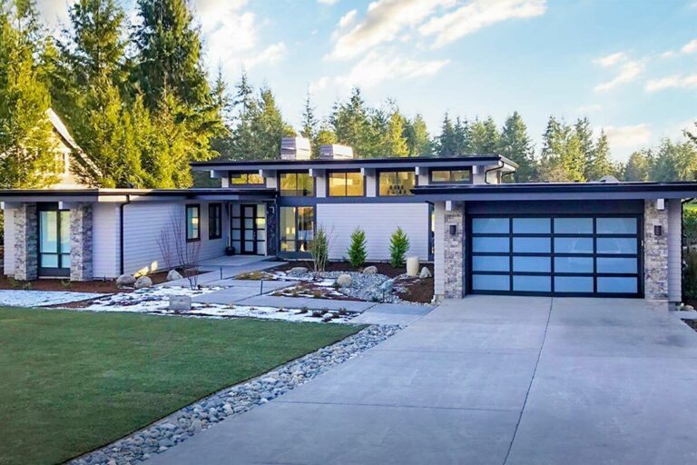 Single Story 3-Bedroom Modern House with Front To Back Living (Floor Plan)