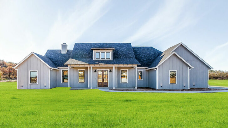 3-Bedroom Single-Story Modern Farmhouse with Vaulted Great Room (Floor Plan)