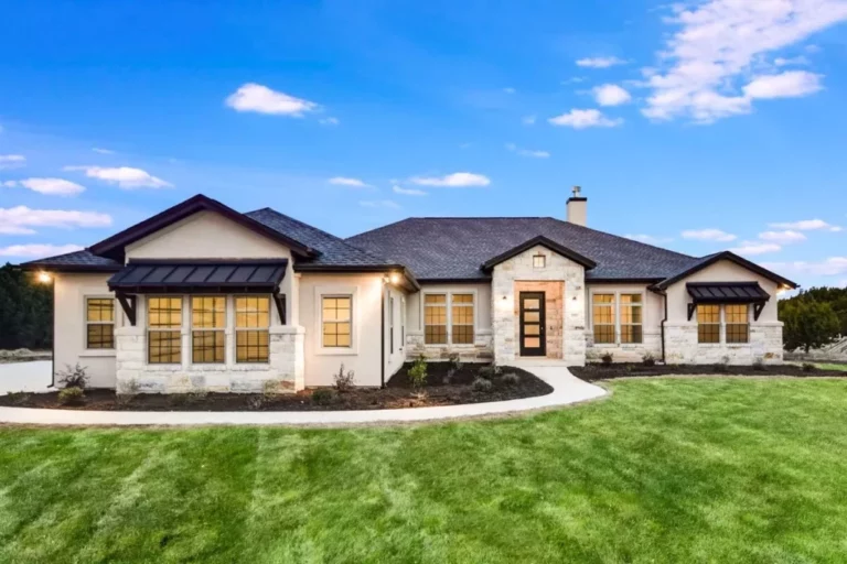 4-Bedroom Single-Story Texas-Style Ranch Home with Vaulted Great Room (Floor Plan)